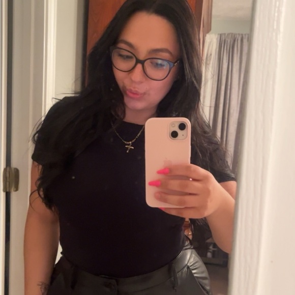 Meet your Posher, Ariana - Picture 1 of 1